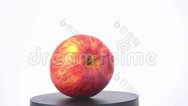 白色背景上的<strong>红<strong>苹果</strong>。 食物。 <strong>水果</strong>。